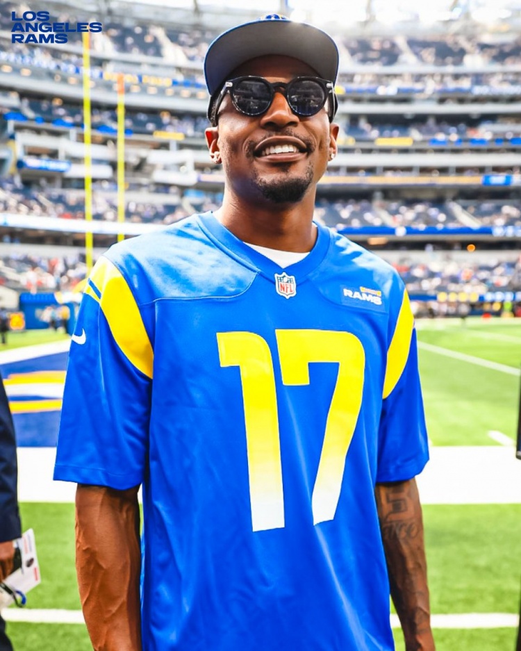 Kaiyun Sports-开云体育-洛杉矶公羊主场迎来新面孔，快船队新签约球员比尔现身观战NFL赛事