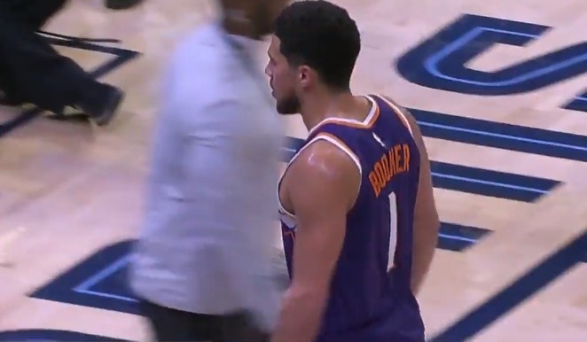 Kaiyun Sports-开云体育-真横！布克半场前最后一攻 突破强攻转身中投压哨弹入篮筐！