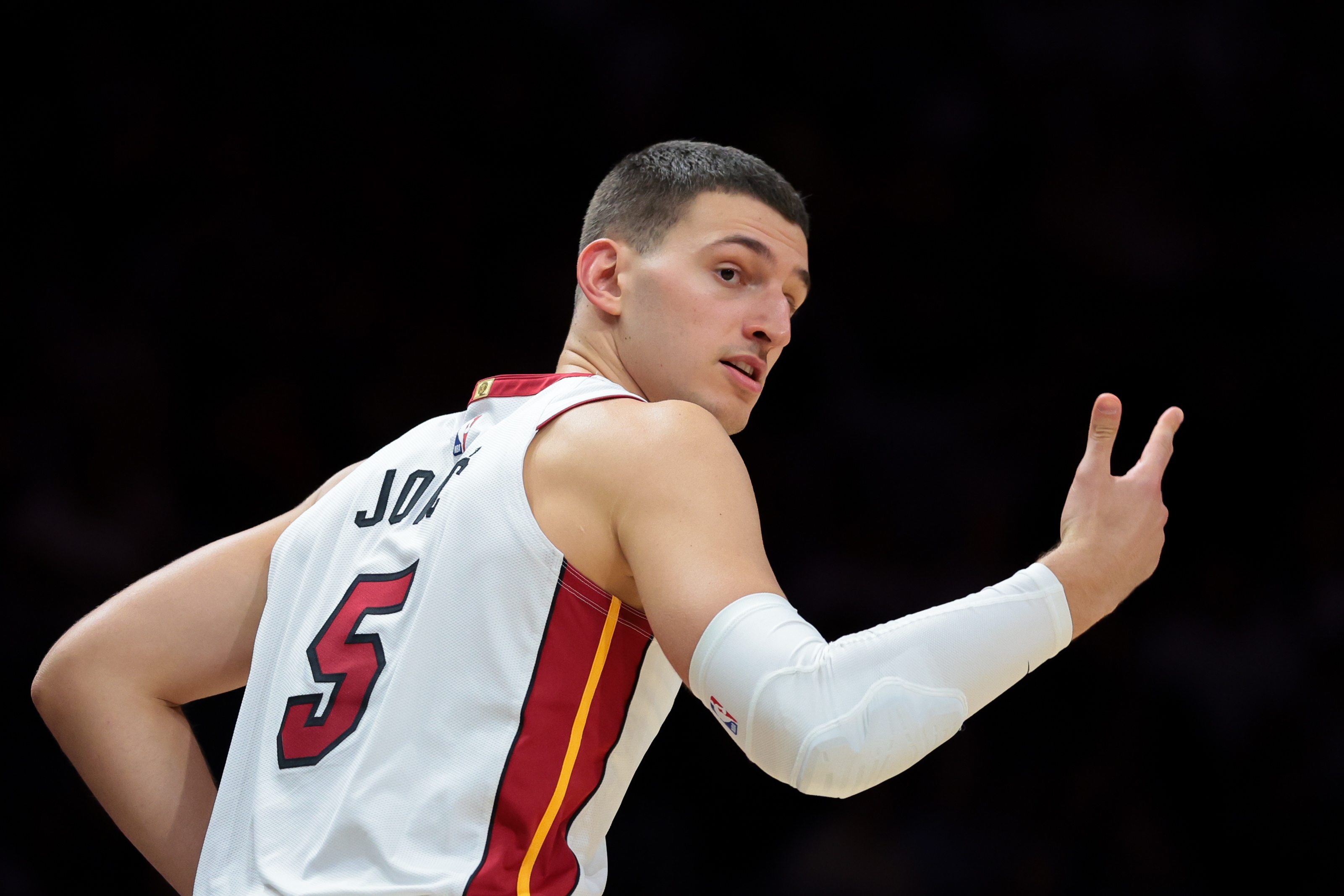 开云-爱游戏-三分7中1！斯波：希望约维奇打得更果断更有自信 必须展现出韧性