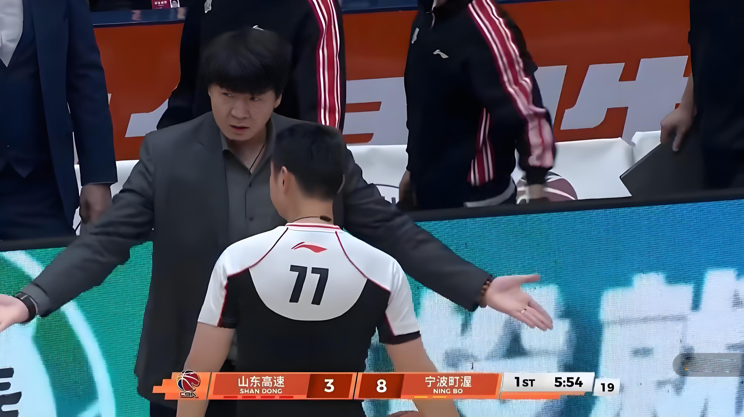 开云体育平台-克里斯犯浑！山东男篮逆袭：高诗岩惊艳15分，18岁俊才3分钟燃爆