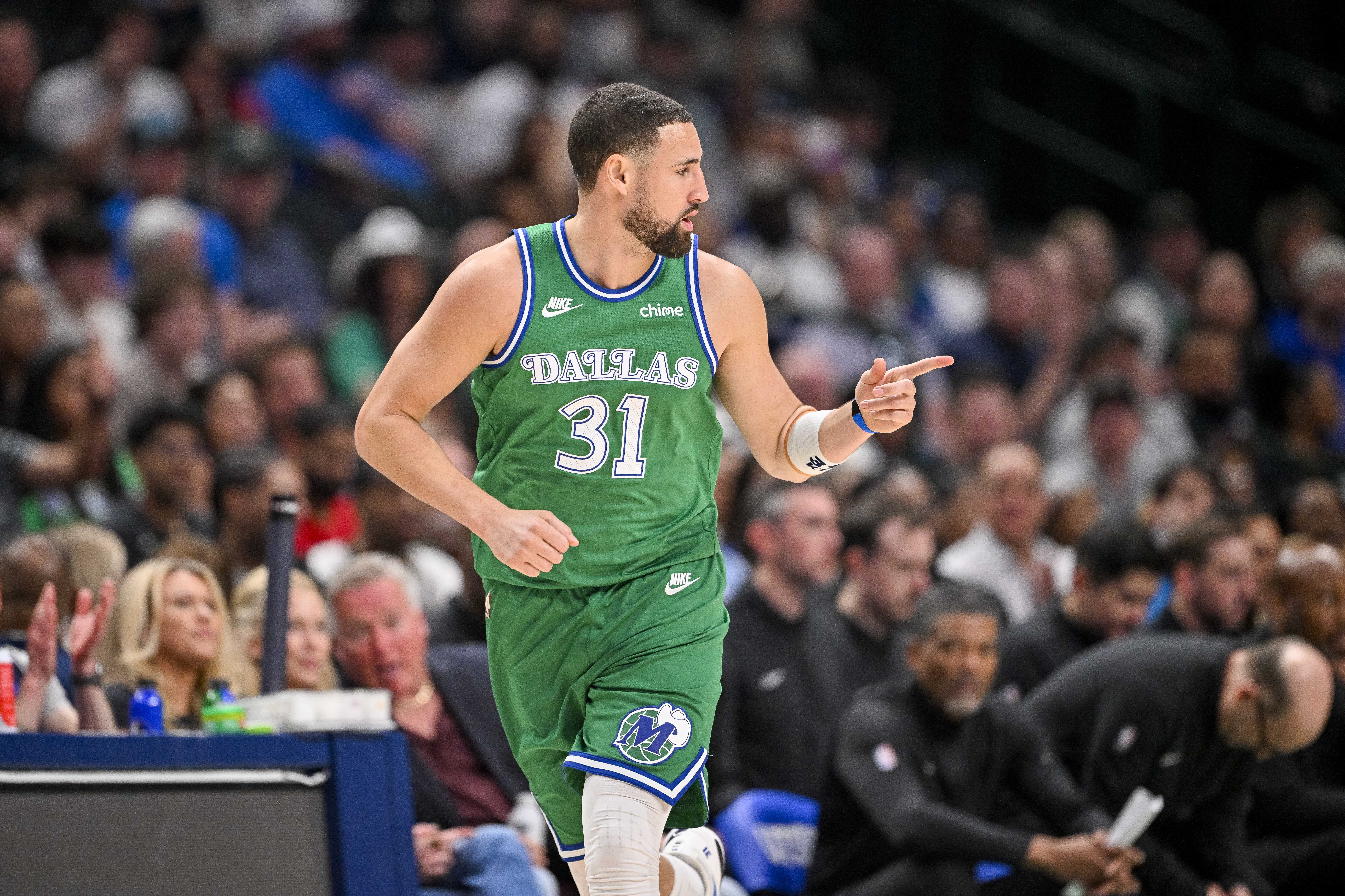 开云登录入口-手感来了！克莱外线开炮 独中4记三分帮助球队扩大领先