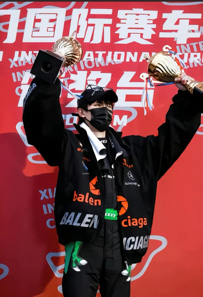 开云-爱游戏-周翊然赴法国参加赛车比赛|赛车服|驾驶舱|成绩|气场|样子_新浪体育_新浪新闻